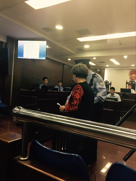 65岁老太骗十多个老人800多万:我有赚钱天赋