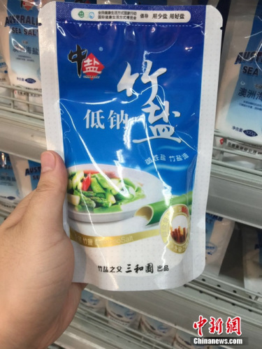 超市中在售的价位比较高的低钠盐。中新网 吴涛 摄