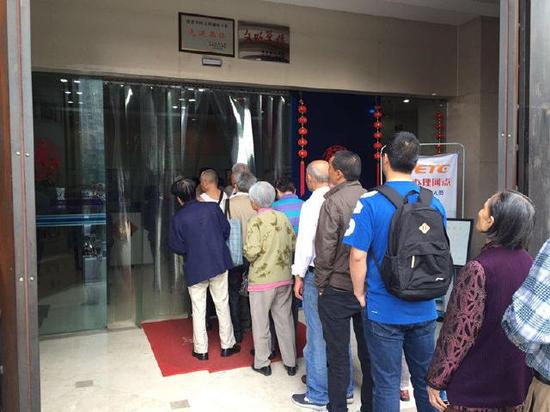 市民排队抢购国债 不到一小时1000多万额度抢