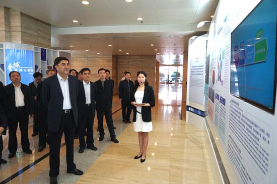 努尔·白克力参观全球能源互联网展览