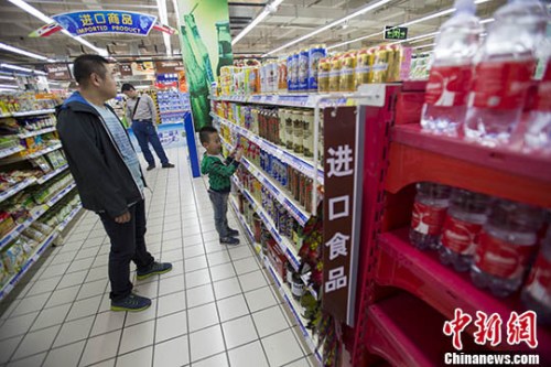 5月8日，山西太原，民众在超市选购进口商品。 中新社记者 张云 摄
