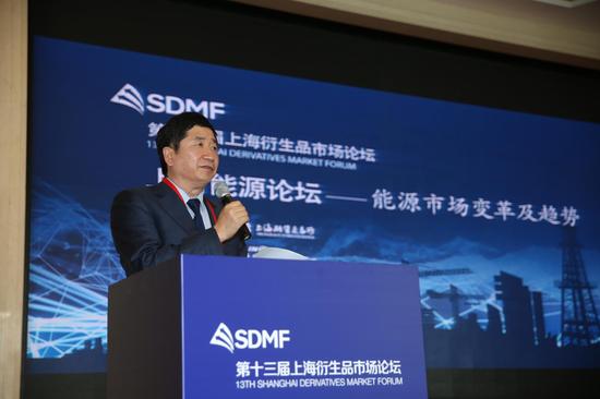 第十三届上海衍生品市场论坛于2016年5月25-26日在上海国际会议中心举行。上图为上期所国际能源交易中心董事长杨迈军