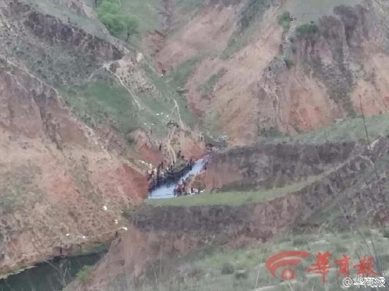 子长一集油站大量原油泄露子长一集油站大量原油泄露