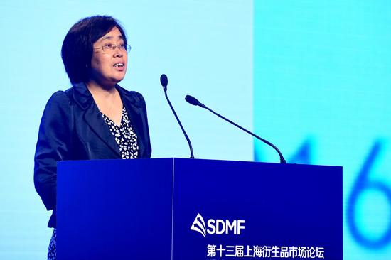 第十三届上海衍生品市场论坛于2016年5月25-26日在上海国际会议中心举行。上图为北京安泰科信息开发有限公司首席专家冯君从