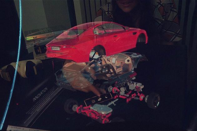 通过增强现实浏览器观察汽车结构。