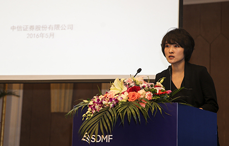 第十三届上海衍生品市场论坛于2016年5月25-26日在上海国际会议中心举行。上图为中信证券大宗商品业务线于朔宁
