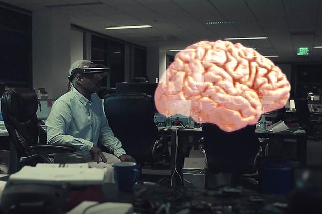 使用Meta 2观察大脑模型的场景示意。