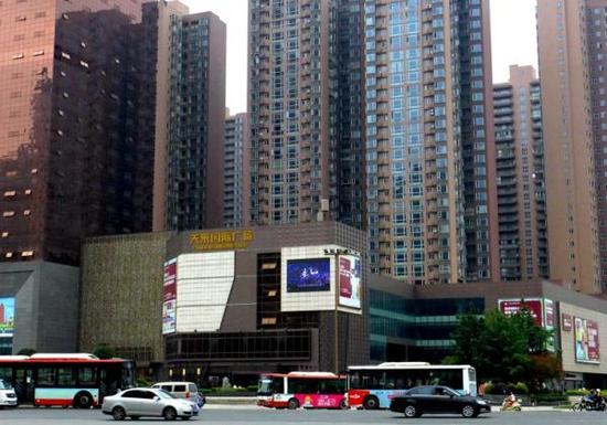 安某在成都温江投资的“天来国际广场”，曾被评为“成都新十大地标”。 澎湃新闻记者 朱安足 图