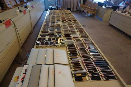警方查扣苹果手机900余台、苹果电脑等设备60余台及大量银行卡，并对43名犯罪嫌疑人采取刑事强制措施。 警方供图