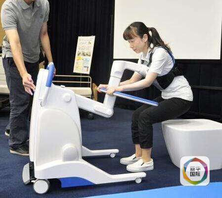 2014年9月，松下研发出可帮助老年人起立的看护机器人