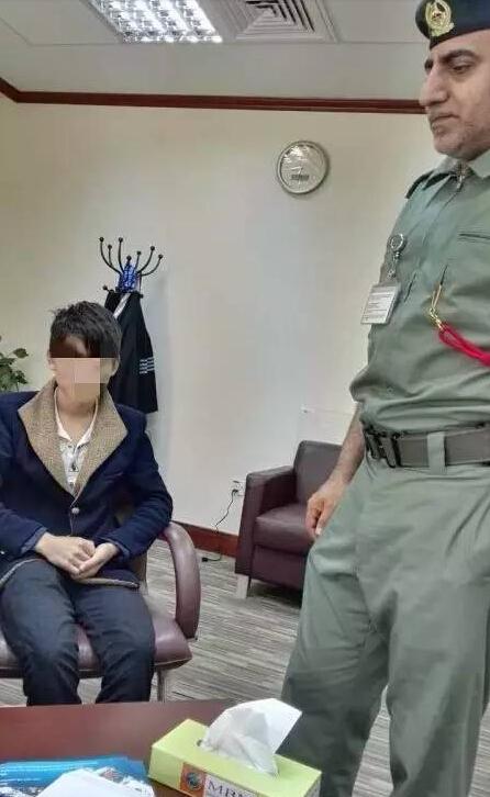 少年听说当乞丐一月挣47万 潜入飞机偷渡去迪