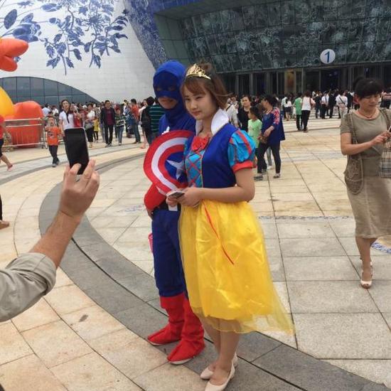 据彭博报道，在南昌万达城开业当天，表演者装扮成美国队长和白雪公主。