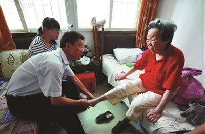 南京首位申请“以房养老”的老人张启韵两年前已去世，她“以房养老”的愿望最终也没能实现。