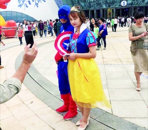 据彭博社报道，在5月28日开幕的南昌万达主题公园中，出现了疑似迪士尼的白雪公主形象。