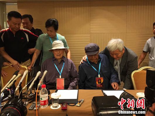 1日上午，三位在二战期间被强掳到日本的中国幸存劳工代表在北京与三菱综合材料公司签署了协议，接受三菱材料的谢罪并达成和解。中新网记者 阚枫 摄