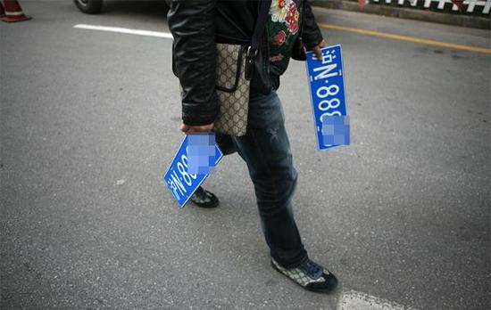 有车主反映3个月临牌到期后仍无牌上路。东方IC 资料