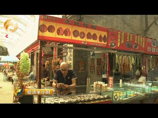 周末，北京十里河的天娇文化市场里有不少来逛文玩的顾客，可这个柜台前却显得空空荡荡。