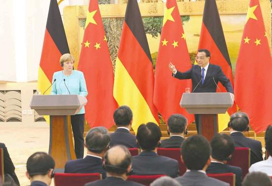 6月13日，国务院总理李克强在北京人民大会堂与德国总理默克尔共同会见记者并回答提问 新华社图