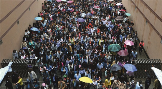 2016年4月23日，湖北省武汉市中南财经政法大学考点，考生冒雨参加笔试。