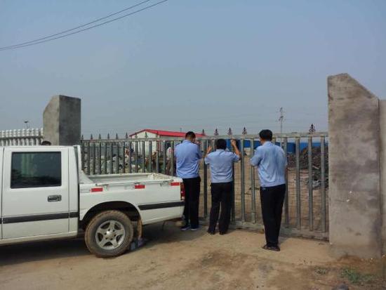 河北沧州市、盐山县公安局的民警赶到一家废旧轮胎回收企业。