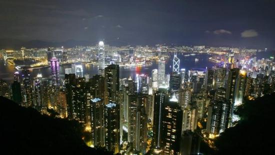 资料图片:香港夜景俯瞰。
