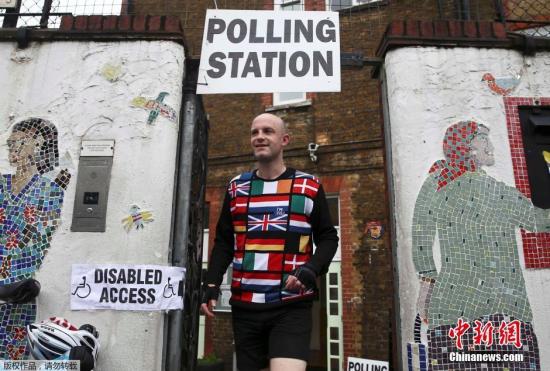在英国有稳定的工作和收入来源的白领们，是英国“留欧”阵营的有力支持者。图为一名参与投票的市民，身穿印有欧盟各国旗帜的衣服来到投票点。