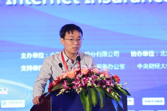 新浪财经讯 由中国保险报主办的“2016中国互联网保险大会”于6月24日在京举行，图为清华大学五道口金融学院中国金融案例中心主任张宏。