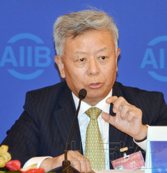 6月25日，亚洲基础设施投资银行（AIIB）行长金立群透露了明年初预计将吸纳新成员国加入的想法。图为当天在北京召开记者会的金立群。（共同社）