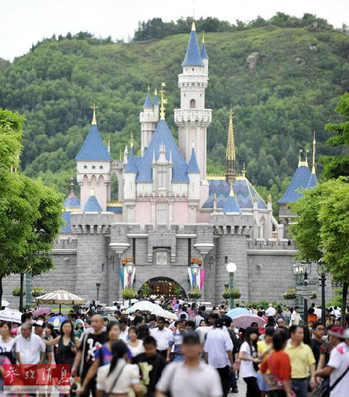 资料图片:香港迪士尼乐园内游客熙熙攘攘。新华社记者黄晓勇摄