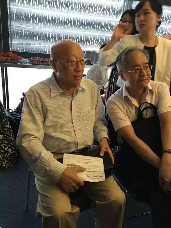 刘元生（左）在万科股东大会现场