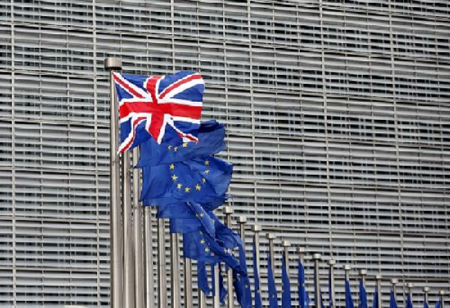 布鲁塞尔欧盟总部悬挂的英国和欧盟旗。（图片来源：路透社）