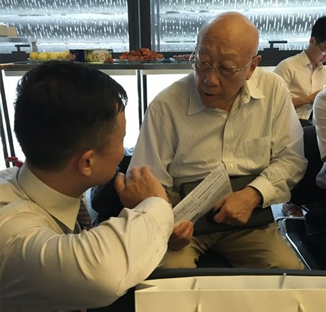 (参会的刘元生与万科执行副总裁王文金在交流