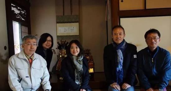 作者周桦与王石在日本拜访日本百年字号 西冮家