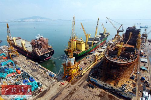 资料图片：在山东荣成市黄海造船厂，重吊船在紧张舾装（2011年8月22日摄）。新华社记者 郭绪雷 摄