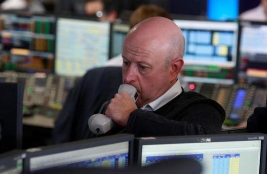2016年6月24日，伦敦金丝雀金融区，全球经纪公司BGC Partners的一名交易员在等待欧股开盘。
REUTERS/RUSSELL BOYCE