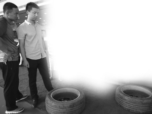 马先生（左）所称开裂的轮毂 西部商报记者 宋芳科 摄