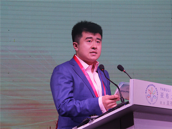 亚布力青年论坛轮值主席陈奕伦主持会议|2016