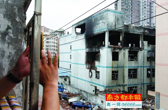 7月10日上午，该厂发生爆燃，现场楼体一片焦黑，墙体炸裂。南都记者 徐文阁 摄