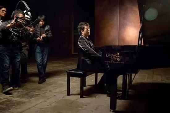▲2016年2月，中国钢琴家郎朗在北京拍摄音乐录影带时，弹奏一台由其签名的钢琴。（美国《纽约时报》网站）