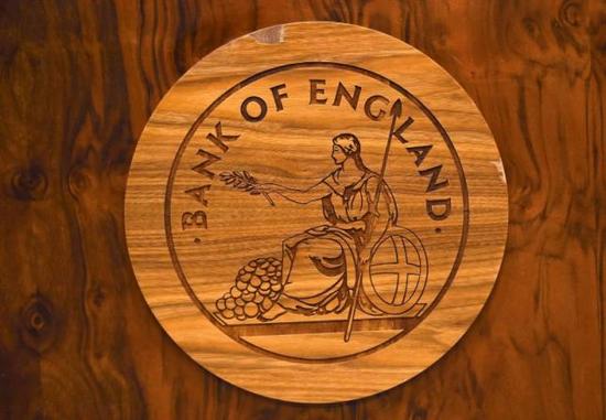 2016年7月5日，英国央行记者会现场，一张桌子上雕刻着木质央行标识。
REUTERS/DYLAN MARTINEZ