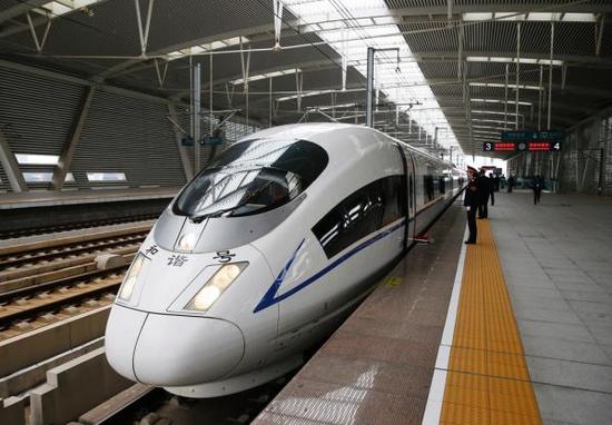 随着京沪高铁的盈利能力增加，“京沪二线”的修建似乎也被提到了日程。赵昀 澎湃资料