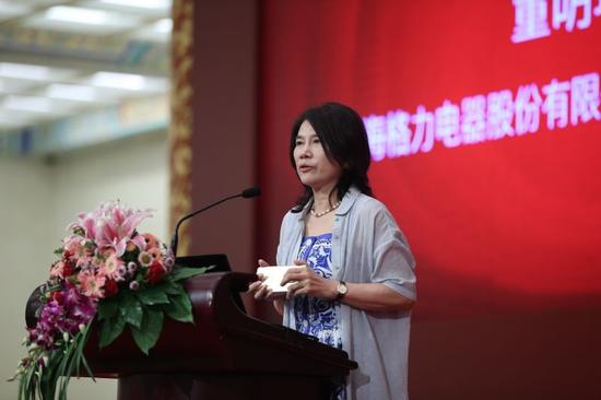 董明珠称格力手机世界第一 现场摔手机展示|格