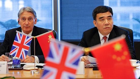 7月22日，英国新任财政大臣哈蒙德(Philip Hammond)与中国银行董事长田国立会面。来源：视觉中国