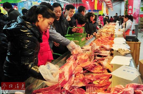 料图片：中国消费者在一家超市内选购肉类。新华社发