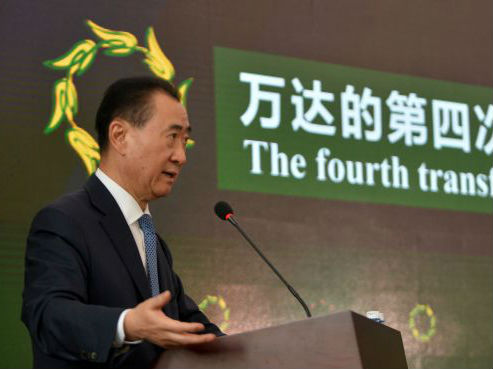 2015年4月21日，万达集团董事长王健林在2015中国绿公司年会“万达转型之路”分论坛上演讲。 新华社发
