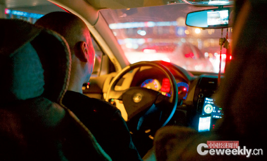 2016年7月7日，北京，夜幕下，中关村大街上接活的滴滴拼车司机正在和下一位乘客确定位置。 《中国经济周刊》视觉中心 首席摄影记者 肖翊 摄