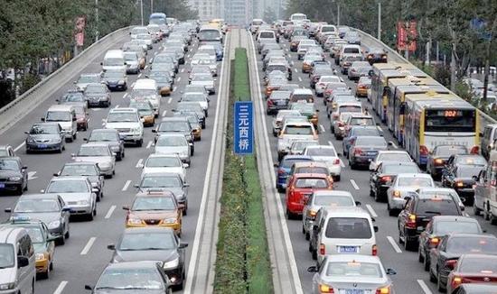 马路修得密才能减少城市拥堵|周其仁|拥堵|修路