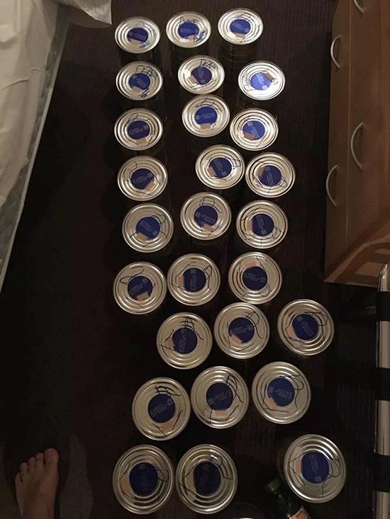 杨华给27罐奶粉都做了标记，贴上了创可贴。