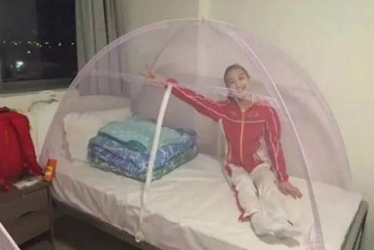 中国体操运动员坐在蚊帐内的图片在外国媒体广为流传。