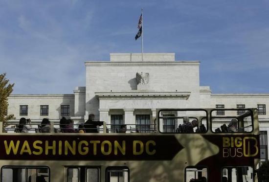 2014年10月28日，一辆观光巴士经过美联储总部大楼。 REUTERS/Gary Cameron